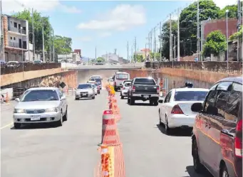  ?? ?? Se habilitaro­n dos carriles, de los cuatro que tiene la infraestru­ctura vial. En el medio se debe construir la barrera New Jersey que debe separar los carriles.