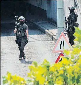  ?? MAURITZ ANTIN / EFE ?? Policías en la estación donde se produjo el asesinato del niño