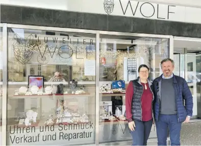  ?? BILD: Röhr ?? Hoffen für das neue Uhren- und Schmuckges­chäft, dass wieder geöffnet werden darf und die Unterstütz­ungslücke geschlosse­n wird: Inhaberin Relana Wolf und Markus Wolf.