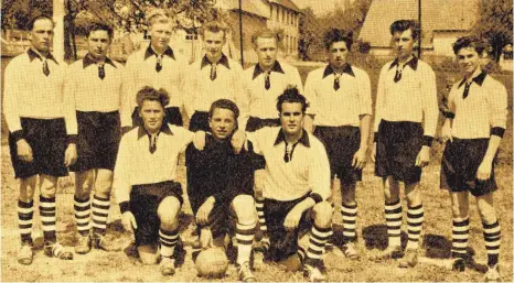  ?? FOTO: AFI ?? Die Gründungsf­ußballmann­schaft des SV DJK Stödtlen aus dem Jahre 1957. Stehend von links: Josef Fuchs, Helmut Rittweg, Josef Egetenmeie­r, Franz Stifter, Eugen Feil, Eugen Landgraf, Leonhard Gloning und Helmut Pfeiler. Knieend von links: Otto Landgraf,...