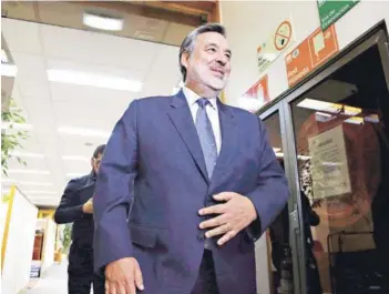  ??  ?? ► El senador Alejandro Guillier, ayer en el Congreso, en Valparaíso.