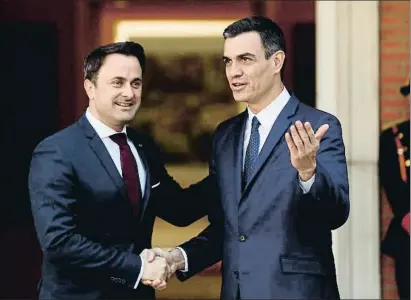  ?? SEBASTIÁN MARISCAL / EFE ?? El primer ministro de Luxemburgo, Xavier Bettely, y el presidente del Gobierno, Pedro Sánchez, ayer