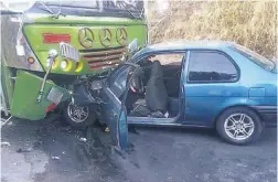  ??  ?? Frontal. El choque ocurrió en el kilómetro 8 de la carretera antigua que de Zacatecolu­ca conduce al municipio de San Pedro Nonualco, La Paz.