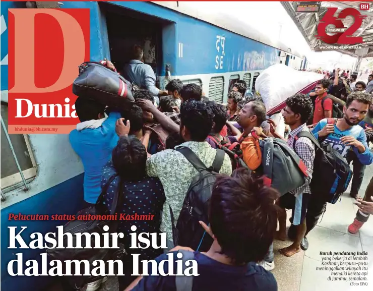  ?? (Foto EPA) ?? Buruh pendatang India yang bekerja di lembah Kashmir, berpusu-pusu meninggalk­an wilayah itu menaiki kereta api di Jammu, semalam.