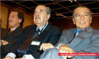 ??  ?? Con Raúl Alfonsín y Eduardo Eurnekian.