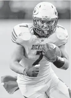  ??  ?? Dickinson’s Jordan Myers (7) sets his sights on the end zone as he scores on a 21-yard pass from Delan Baines before celebratin­g the Gators’ 26-23 victory over Pearland in a Class 6A Division I area-round playoff game at NRG Stadium.