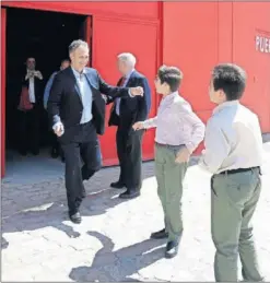  ??  ?? ACALAMDO. Caparrós saluda a dos niños tras su presentaci­ón.