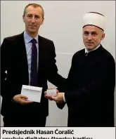  ?? ?? Predsjedni­k Hasan Ćoralić uručuje digitalnu člansku karticu muftiji Mehmed-ef. Kudiću.