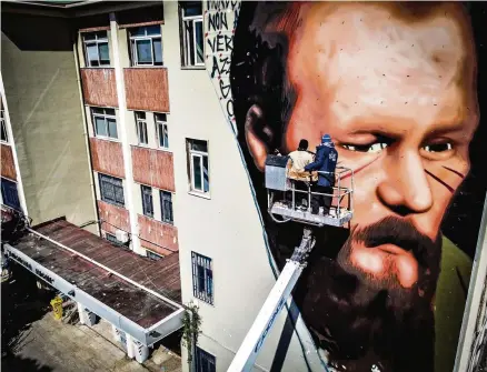 ?? ?? En mars 2022, le street artist Jorit Agoch a immortalis­é Dostoïevsk­i sur la façade d’un immeuble, à Naples, pour dénoncer la décision de l’Université Milano Bicocca de supprimer le cours que Paolo Nori devait consacrer à l’écrivain russe. (Cesare Abbate/EPA)