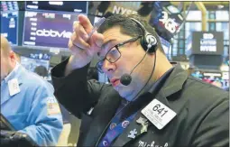  ??  ?? TRADER. Wall Street no escapó al desplome de las plazas bursátiles.