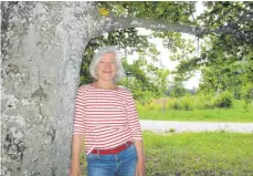  ?? FOTO: WILFRIED KOCH ?? Hedy Bauer ist naturverbu­nden. In den Wiesen und Wäldern rund um Schwenning­en, Gnadenweil­er und Irndorf tankt sie täglich ihren Akku auf. Das Bild entstand beim Grillplatz „An der Buche“.