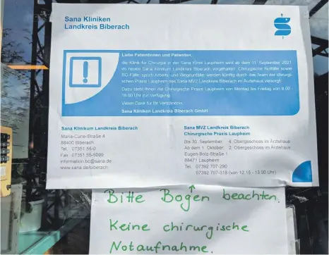  ?? FOTO: HELEN BELZ ?? Ein großes Plakat am Eingang der Sana Klinik Laupheim weist auf die Änderungen bei chirurgisc­hen Notfällen und Arbeits- und Wegeunfäll­en hin.