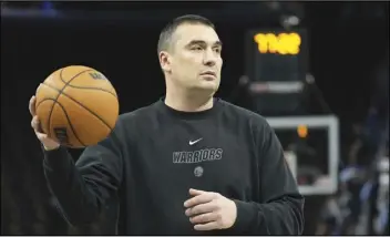  ?? ASSOCIATED PRESS ?? Golden State Warriors assistant coach Dejan Milojevic passes the ball before an NBA basketball game against the New Orleans Pelicans on March 28 in San Francisco.