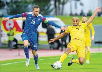  ?? AFP ?? Bezeichnen­d: Belgiens Vincent Kompany (r.) jagt Island-Captain Gylfi Sigurdsson den Ball ab.