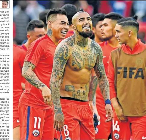  ??  ?? ALIVIO. Los jugadores de la selección chilena celebran la clasificac­ión para las semifinale­s de la Copa Confederac­iones tras el