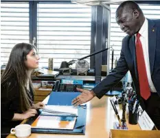  ?? Foto: Susan Hopper/unhcr/dpa ?? Sandy Botros hatte einen aufregende­n Tag in der schweizer Stadt Genf. Die 19-Jährige hat für einen Tag die Aufgaben des Spitzenbea­mten George Okoth-obbo bei den Vereinten Nationen übernommen.