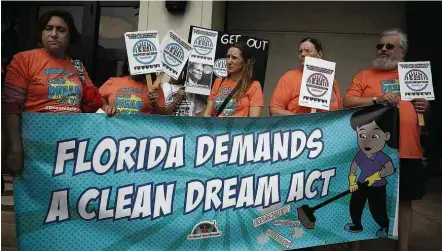  ?? Joe Raedle/Getty Images/AFP ?? Ativistas protestam em Coral Gables (Flórida) por apoio ao Daca, que protege quem chegou aos EUA ainda na infância