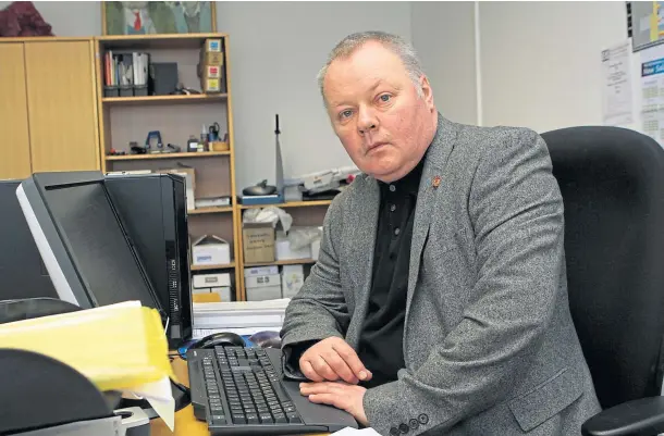  ??  ?? ‘SHAMBLES’: David Farmer, from EIS Fife, said the union raised the issue with Fife Council before the start of the Easter holidays last Friday.