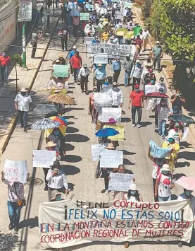  ?? /NICASIO DE JESÚS CHEPE/EL SOL DE ACAPULCO ?? Un contingent­e de 200 personas marchó en Tlapa a favor del político guerrerens­e