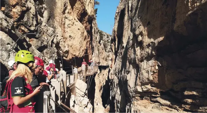  ?? Fotos: Lena Kuder ?? Schroffe Felsen und eine beeindruck­ende Naturkulis­se: 2,9 Kilometer ist der Kletterste­ig lang, der einigen Wanderern den Atem stocken lässt.