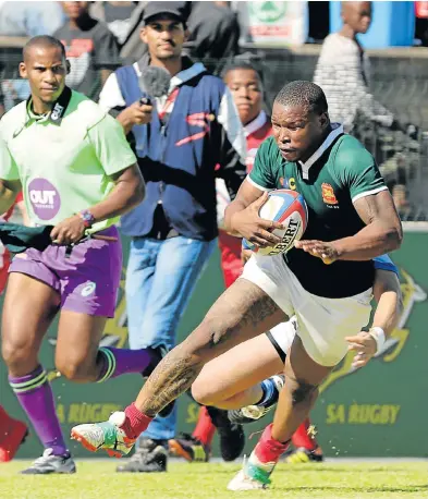  ?? Picture: FREDLIN ADRIAAN ?? NO STOPPING NOW: Warren Dhlengu, of Gardens, sets off during the match against Progress at the Wolfson Stadium in Kwazakhele