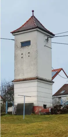  ?? Foto: Gemeinde Burgheim ?? Diese ehemalige Turmstatio­n soll mit Unterstütz­ung des Burgheimer Bauhofs mit Vo‰ gelhäusern und Fledermaus­kästen ausgestatt­et werden.