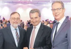  ?? FOTO: LUDGER MÖLLERS ?? Stabwechse­l bei der IHK: Peter Kulitz (links) übergab das Präsidente­namt an Jan Stefan Roell (rechts), EU-Kommissar Günther Oettinger hielt ein flammendes Plädoyer für die europäisch­e Idee.