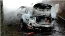  ??  ?? Nach dem Überfall am Flughafen Köln/ Bonn wurde dieses Fluchtfahr­zeug in Brand gesteckt