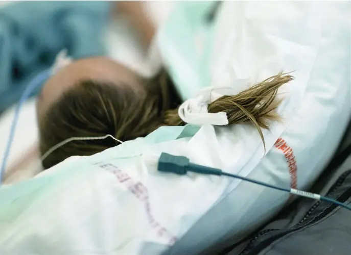  ?? AP ?? Una paciente con Covid-19 recibe ventilació­n asisitida en un hospital de Marsella (Francia)