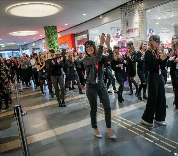  ?? Bild: ERIKA ARNADOTTIR ?? BJÖD PÅ SHOW. H&M:S anställda dansade för den 250 meter långa kön med kunder.