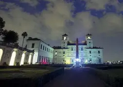  ??  ?? All night long Gli spazi dell’Accademia di Francia-Villa Medici si aprono oggi a interventi artistici e performanc­e fino a mezzanotte