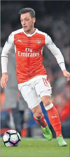  ??  ?? CON EL ARSENAL. Özil durante un partido con su actual equipo.