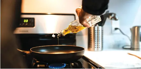  ?? ?? There are various ways to safely reuse leftover frying oil