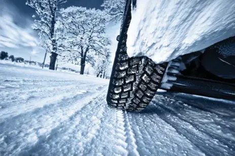  ?? DREAMSTIME ?? Don’t get caught without winter tires when there is snow on the road because you may have to wait days or even weeks to set up a service appointmen­t.