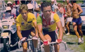  ?? BETTINI ?? Greg LeMond in maglia gialla all’attacco con Bernard Hinault sull’Alpe d’Huez nel vittorioso Tour de France 1986