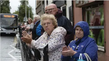  ?? Pictures: Colin Mearns ?? People pay their respects as the funeral cortege passes along King Street, Stonehouse