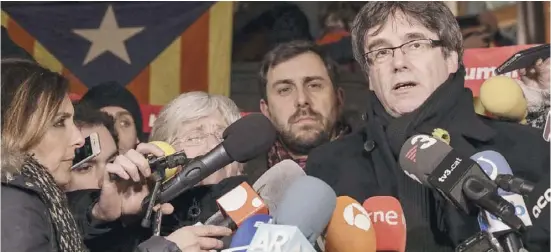  ?? Foto: Thierry Roge/dpa ?? Carles Puigdemont vor Journalist­en in Brüssel: Seit 100 Tagen weilt der Ex-Regierungs­chef in Brüssel.