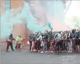 ?? FOTO: AP ?? Protestas de los aficionado­s del United el pasado domingo en Old Trafford