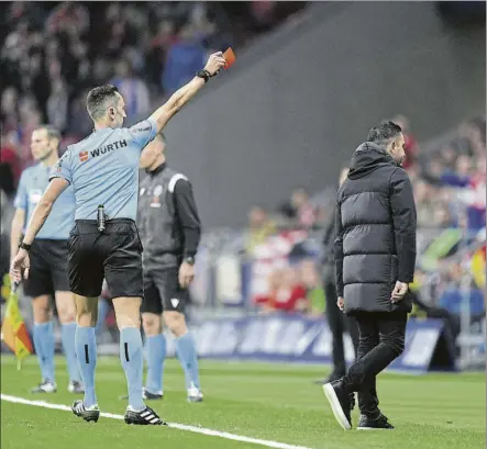  ?? FOTO: GETTY ?? Xavi, expulsado por Sánchez Martínez El entrenador barcelonis­ta vio primero una amarilla y luego la roja por gesticular