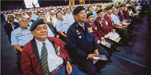  ?? [FOTO ASYRAF HAMZAH/BH] ?? Antara veteran ATM yang hadir pada Perhimpuna­n Veteran ATM di Serdang, semalam.