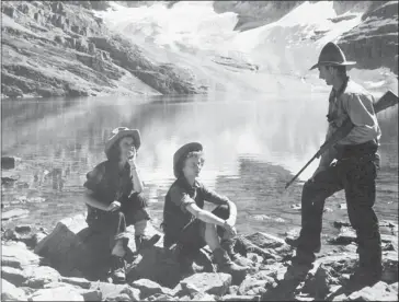  ?? Christina Ryan, Inez Photograph­y ?? Warden Elmer Jamieson, who spent his early working years as a saddle bronc competitor in regional rodeos, and a hand on roundups and ranches, chats with a couple of hikers in Yoho National Park.