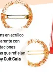  ??  ?? Hair pins en acrílico transparen­te con incrustaci­ones doradas que reflejan la luz by Cult Gaia