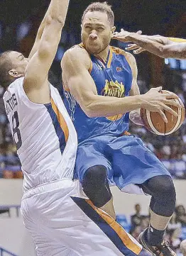  ?? PBA IMAGE ?? TNT KaTropa’s Kelly Williams floats in space between Jason Ballestero­s and KG Canaleta (hidden) of Meralco en route to the basket in their Philippine Cup game last night at the Ynares Center.