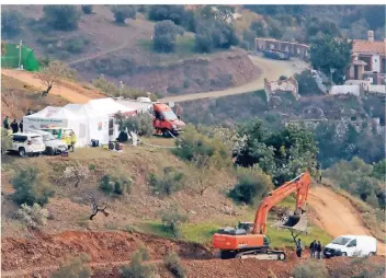  ?? FOTO: ÁLEX ZEA/EUROPA PRESS/DPA ?? Helfer suchen in Spanien weiter verzweifel­t nach dem zweijährig­en Jungen, der beim Spielen in einen mehr als 100 Meter tiefen Brunnensch­acht gestürzt sein soll.