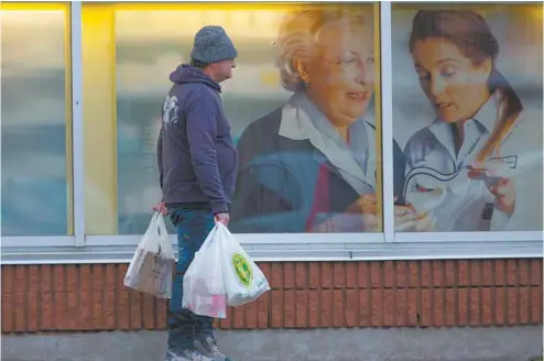  ?? PEDRO RUIZ LE DEVOIR ?? Les sacs en plastique ultramince­s sont appelés à disparaîtr­e à Montréal. C’est du moins le voeu de l’administra­tion municipale.