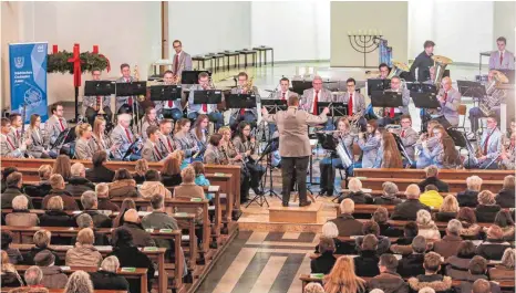  ?? FOTO: THOMAS SIEDLER ?? Das Städtische Orchester – 65 Instrument­alisten und drei Solisten unter der Leitung von Chris Wegel – haben die Zuhörer beim Adventskon­zert in der Salvatorki­rche begeistert.