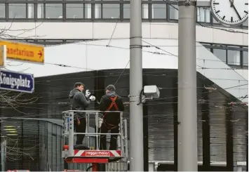  ?? Foto: Klaus Rainer Krieger ?? Techniker installier­en Kameras am Königsplat­z: Demnächst will die Polizei den Platz rund um die Uhr überwachen. Es ist die erste Videoüberw­achung dieser Art in Augsburg.