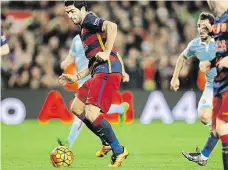  ?? Foto: 3x AP ?? Trik a la Barcelona Překvapivě zahráli v neděli penaltu proti Celtě Vigo útočníci Barcelony: Messi míč jen posunul (snímek uprostřed) a střílel dobíhající Suárez (dole). Fakt, že gól platit neměl, jim radost nezkazil.