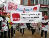  ??  ?? Streikende gehen während einer Demonstrat­ion anlässlich der Warnstreik­s im öffentlich­en Dienst durch die Innenstadt von Jena. Foto: Bodo Schackow, dpa