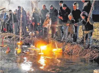  ?? FOTOS: SEBASTIAN XANKE ?? Ein stimmungsv­olles Stück Brauchtum: Das Wurmlinger Schifflesc­hwimmen am Josefstag.